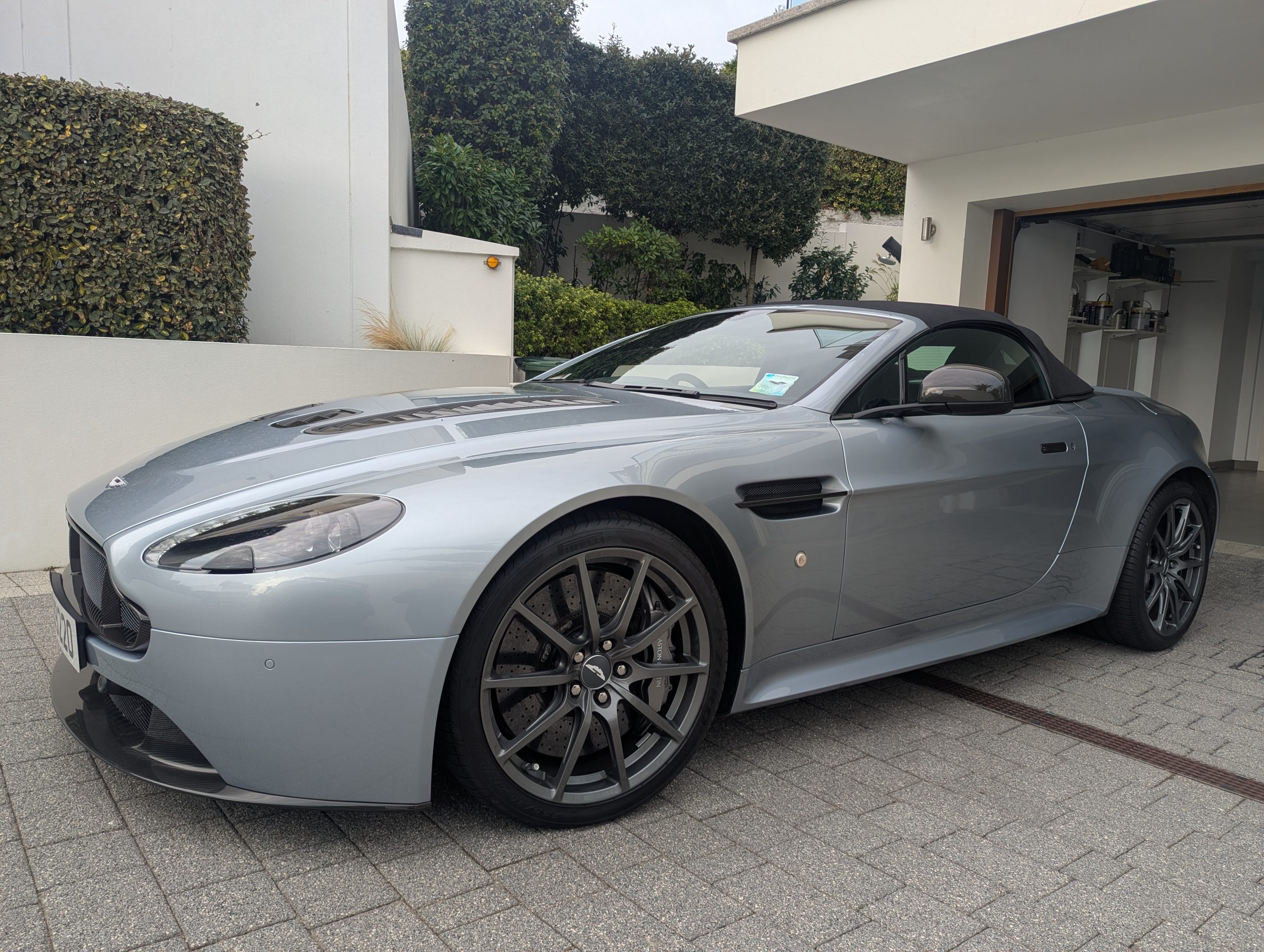 Vantage S V12 Roadster Rare 565 hp Dog Leg Manual 1 of only 91