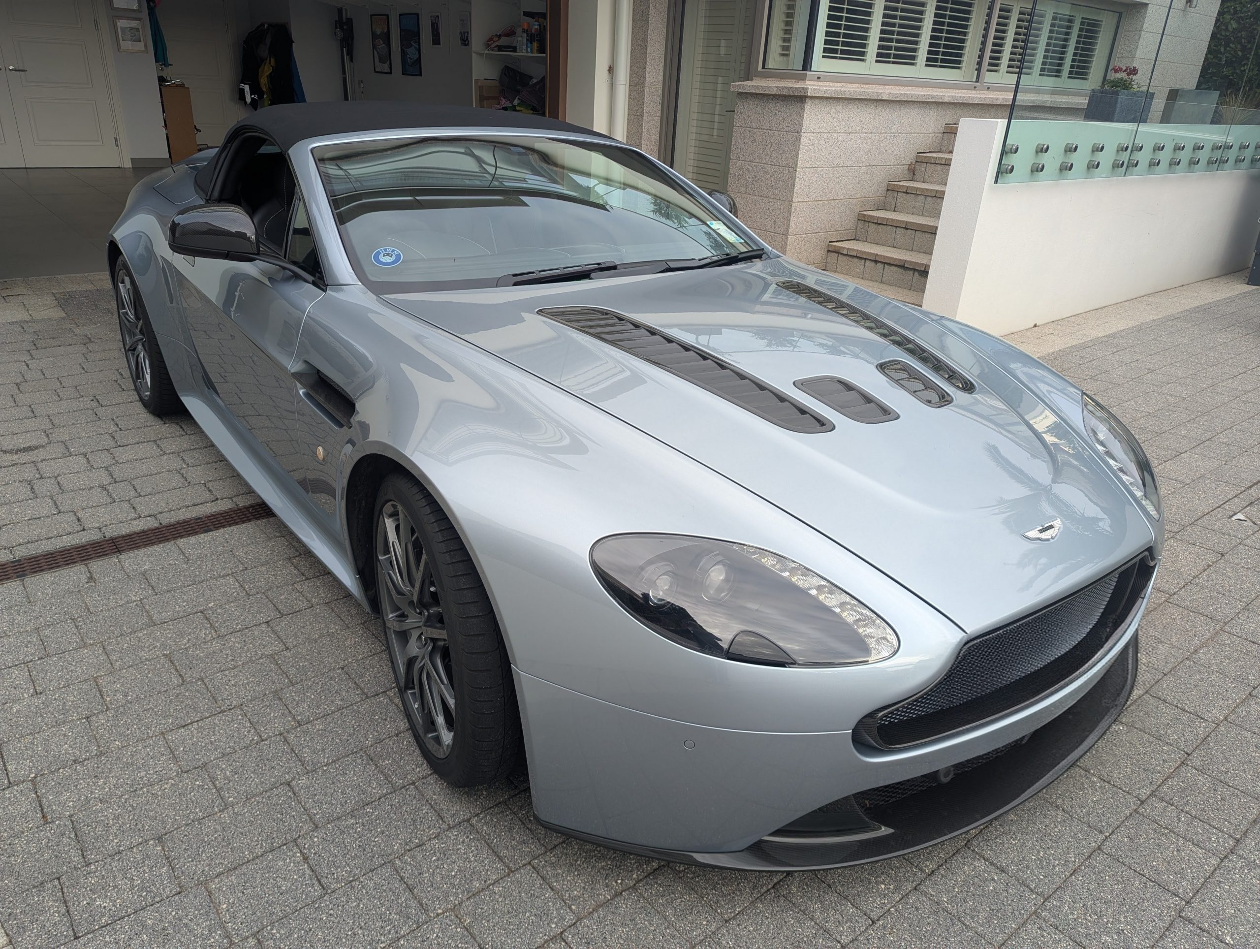 Vantage S V12 Roadster Rare 565 hp Dog Leg Manual 1 of only 91 2