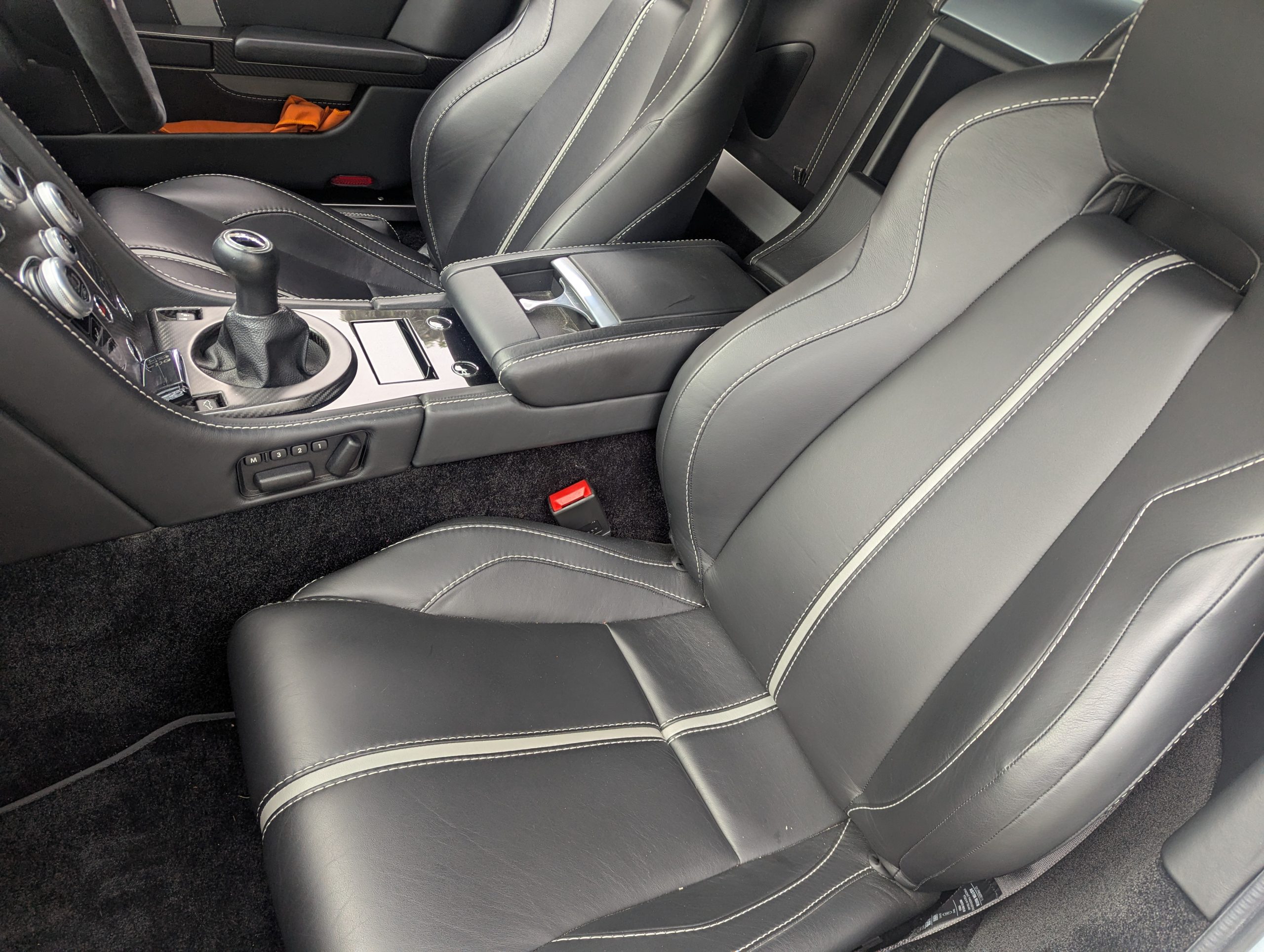 Vantage S V12 Roadster Rare 565 hp Dog Leg Manual 1 of only 91 6